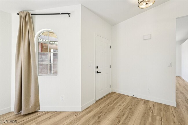 Foto del edificio - 7400 Queen Palm Dr