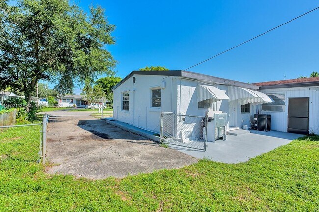 Building Photo - 6130 SW 32nd St