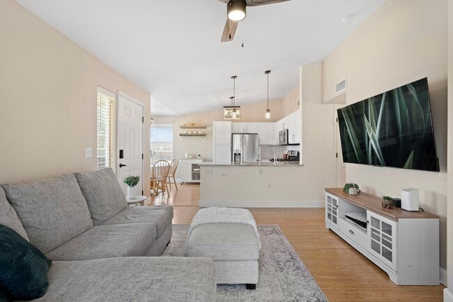 Building Photo - Best 2 Bed, 2 Bath Condo in Willow Ranch.