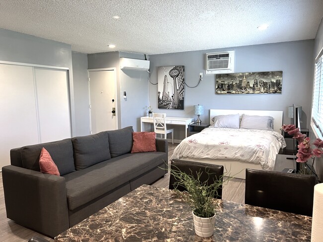 Building Photo - 515 N Azusa Ave