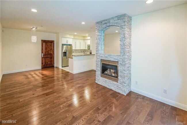 Building Photo - 4550 Coldwater Canyon Ave