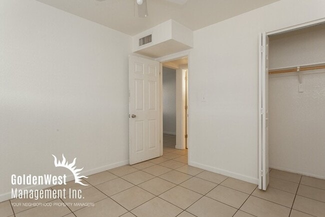 Building Photo - Single Level Spacious 2Bdm 1Ba Apartment i...