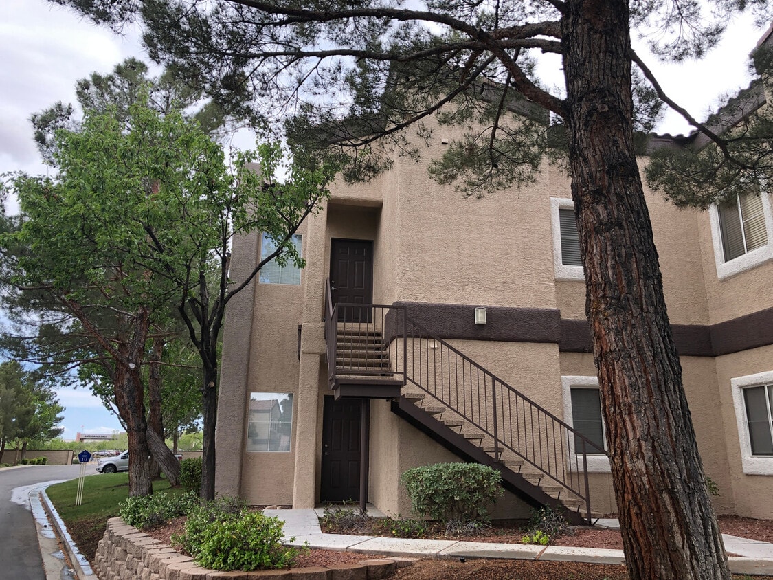 Foto principal - Gorgeous 2Bed/2Bath, 2nd-Story Condo locat...