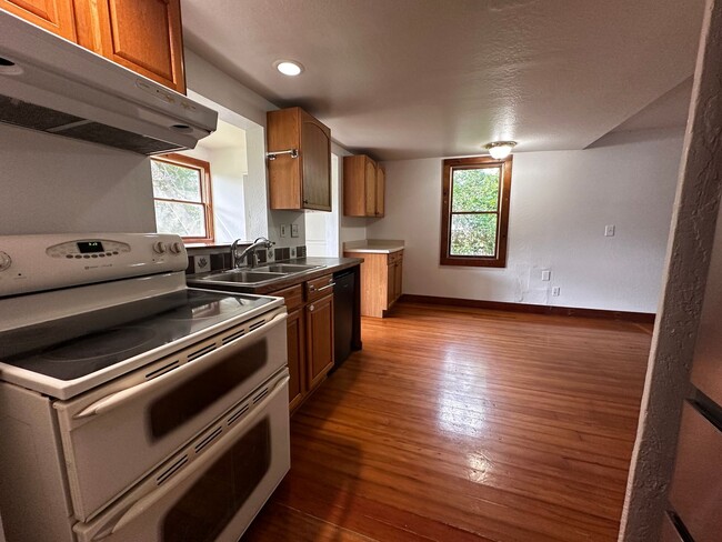 Building Photo - 3 Bedroom 2 Bath Single Family house with ...