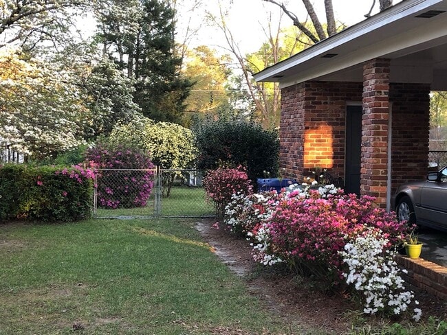 Building Photo - Well-maintained, Ranch home minutes from F...