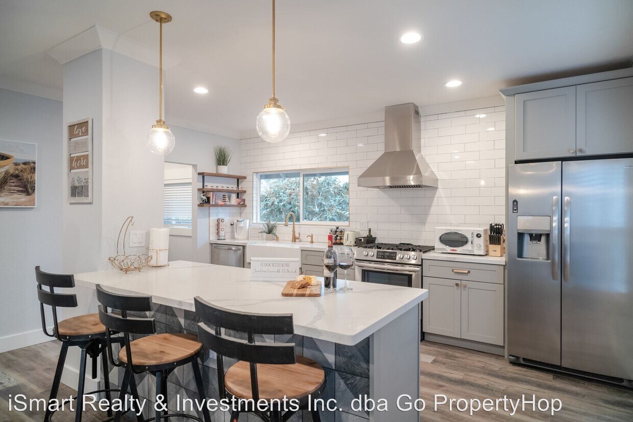 Primary Photo - 2 br, 1 bath Apartment - 557 W Virginia St