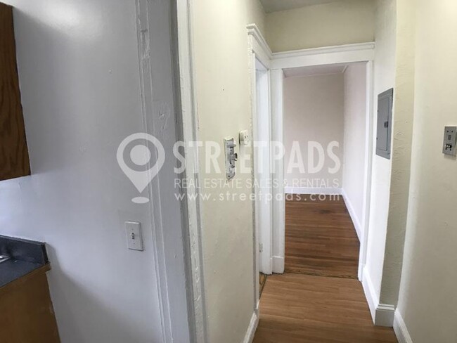 Building Photo - bedroom in Boston MA 02215