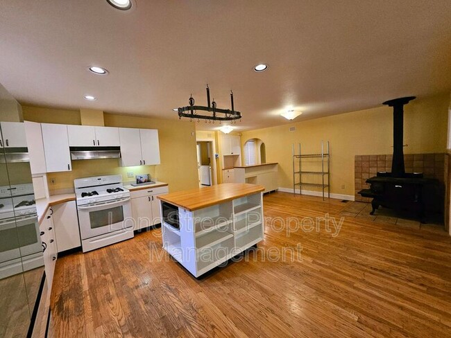 Foto del edificio - 10309 NW Thompson Rd