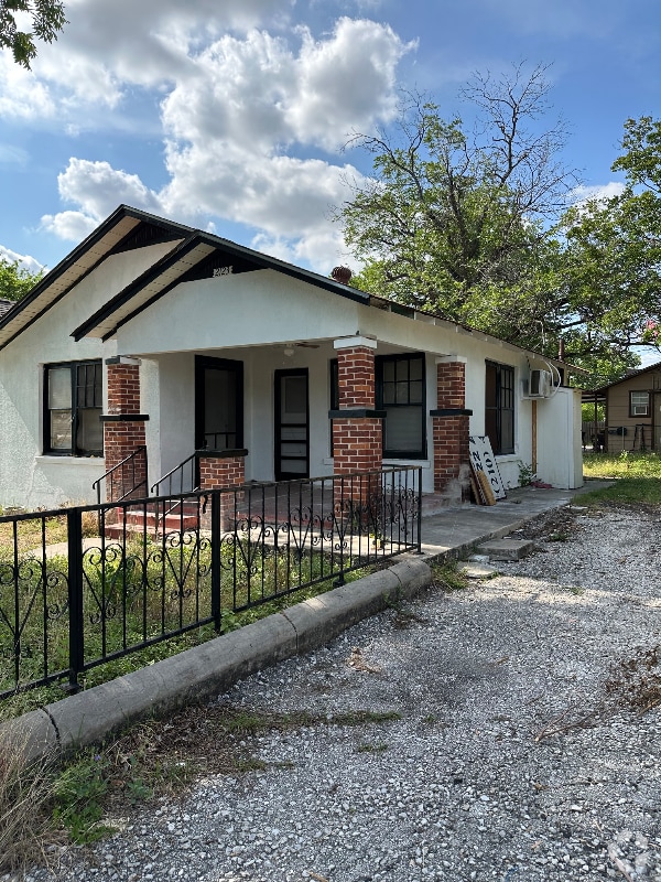 Building Photo - 2123 Delgado St
