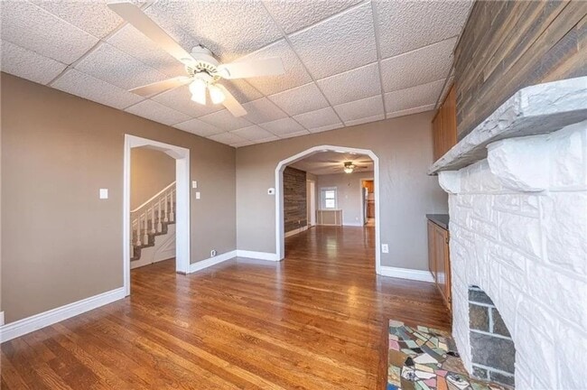 Building Photo - Spacious 3 BR 1 Bath - Updated, Fenced in ...