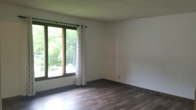 Building Photo - Split level with huge yard