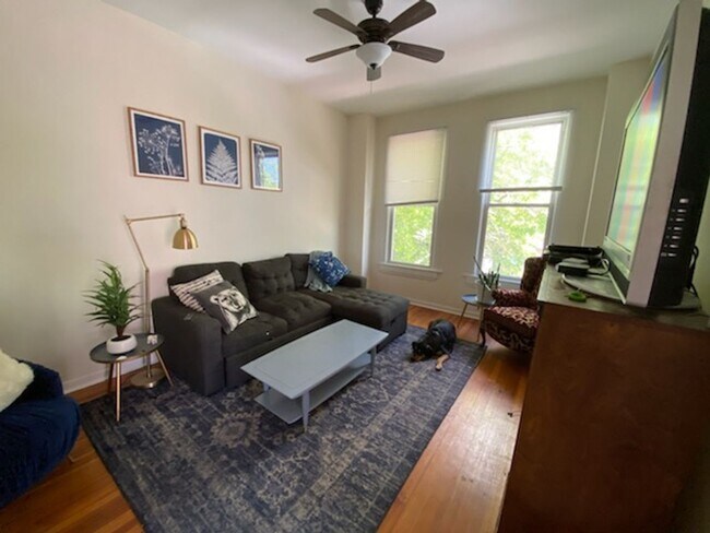 Building Photo - 2335 W Dickens Ave
