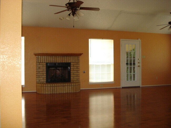 Foto del edificio - 2405 Creek Dr