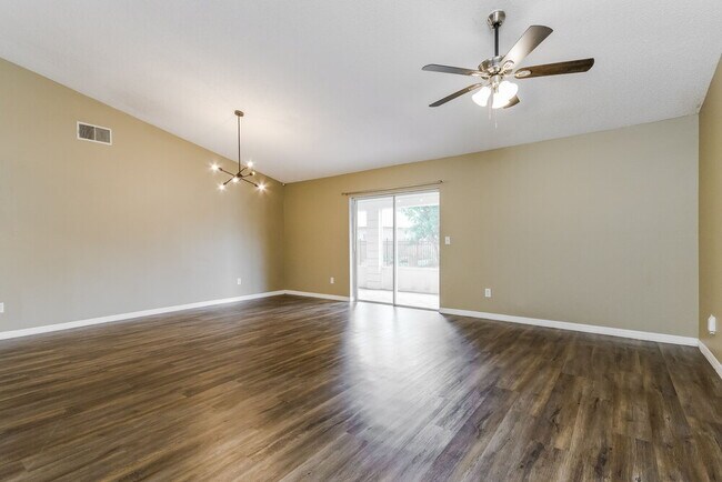 Building Photo - 547 Brentford Ct