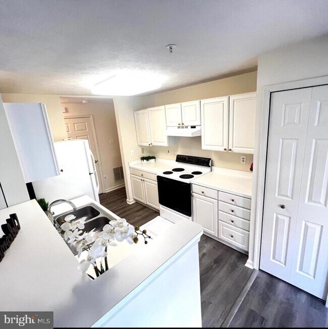 Foto del edificio - 8009 Township Dr
