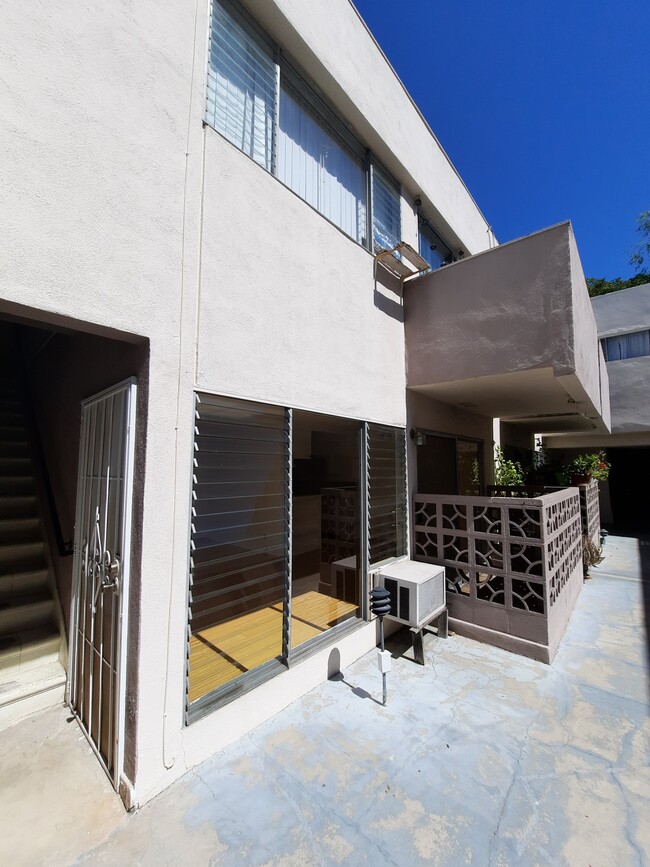 Foto del edificio - 1227 N Fuller Ave
