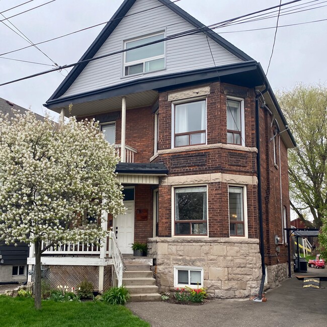 Building Photo - 374 Catharine St N