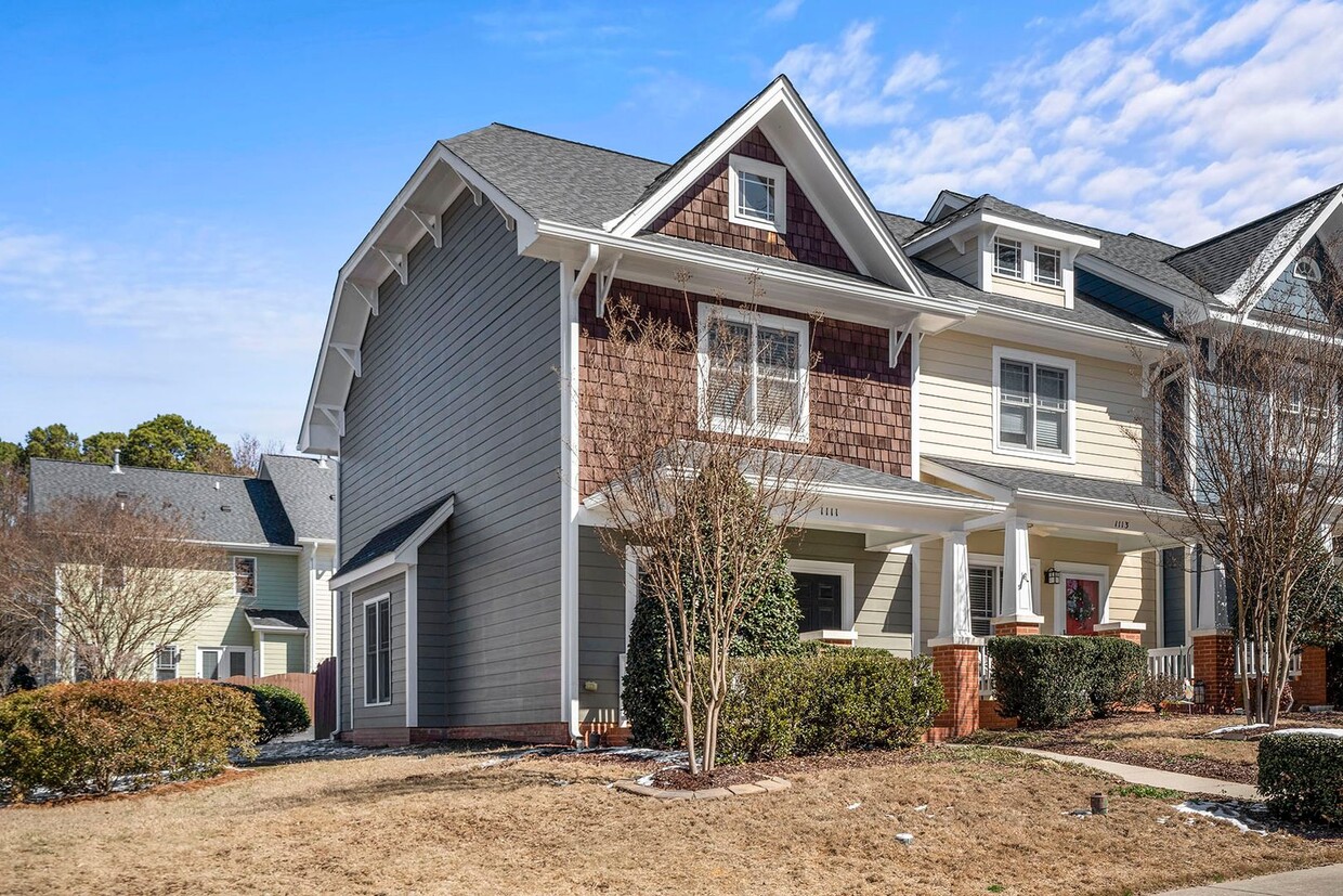 Primary Photo - ADORALBE AND COZY-Come see this townhome i...