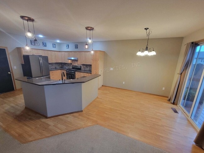 Building Photo - *1ST MONTH'S RENT FREE PROMO* Large 3 Bed 2.5Ba Vancouver Beauty W/ Gas Fireplace, Dog Run, Fence...