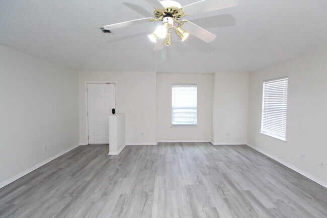 Foto del edificio - Updated 3BR/2BA Home with 2-Car Garage, Brand New LVP Flooring, Fresh Paint, Open Living Spaces &...