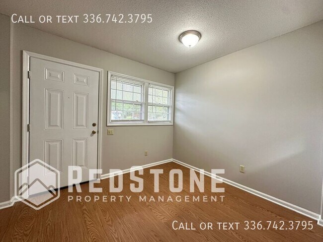 Building Photo - 2 Bedroom 1.5 Bath - Apartment