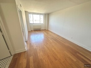 Building Photo - 323 W 96th St
