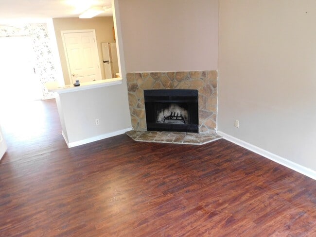 Foto del edificio - Townhome - 2 bedroom, 1 full bathroom, 2 h...
