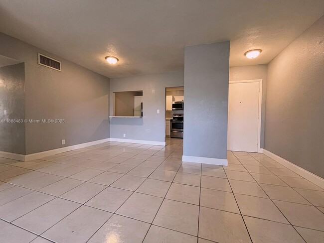 Building Photo - 13715 Kendale Lakes Cir
