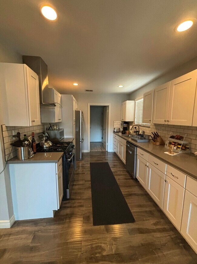 Foto del edificio - 16047 Tupper St