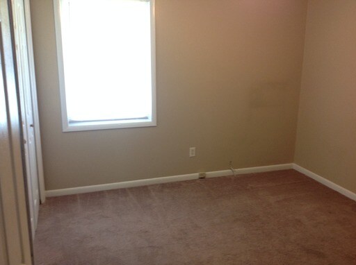 Building Photo - 698 Crestlyn Dr