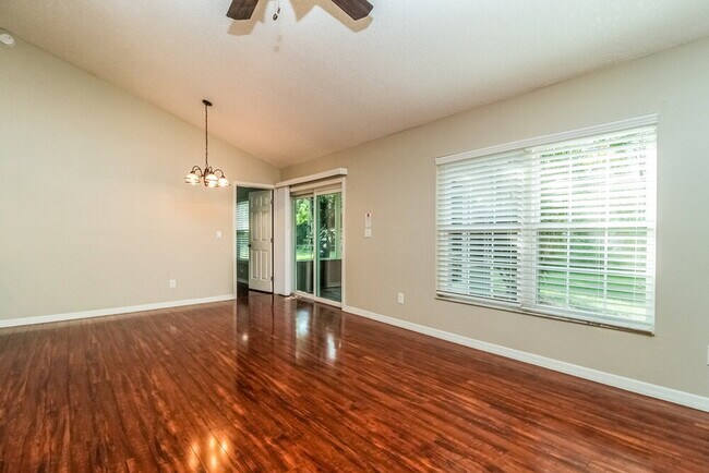 Foto del edificio - 1215 Creek Woods Cir