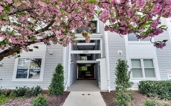 Building Photo - 10003 Vanderbilt Cir