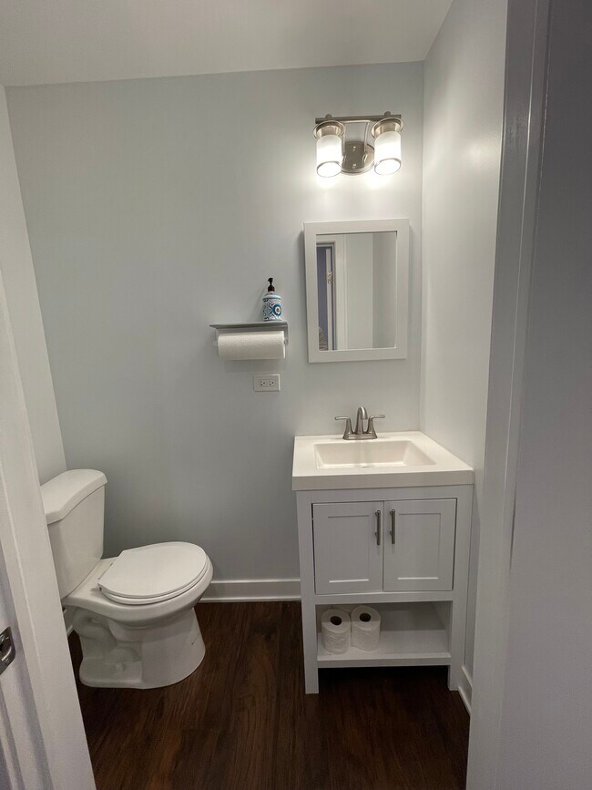 Main level bathroom - 6033 S Eberhart Ave