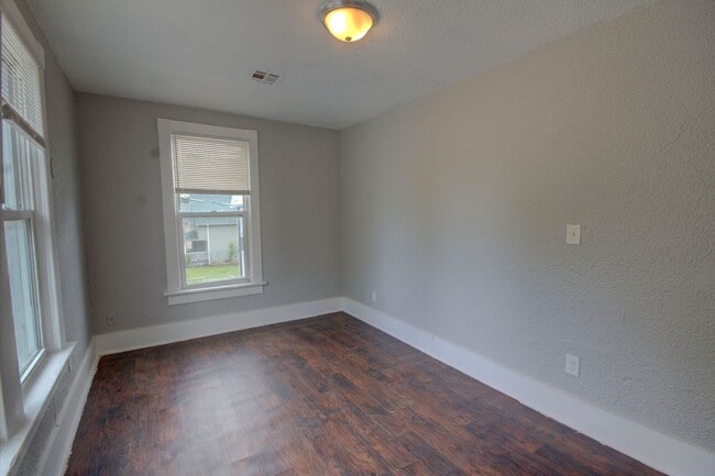 Building Photo - Upper level unit