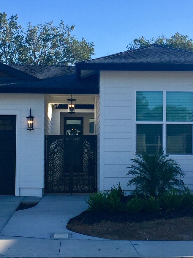 Building Photo - 352 Graciela Dr