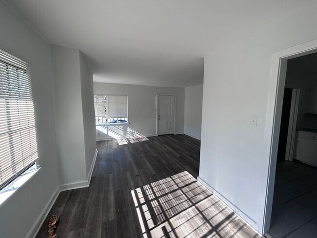 Foto del edificio - 605 Forestdale Blvd