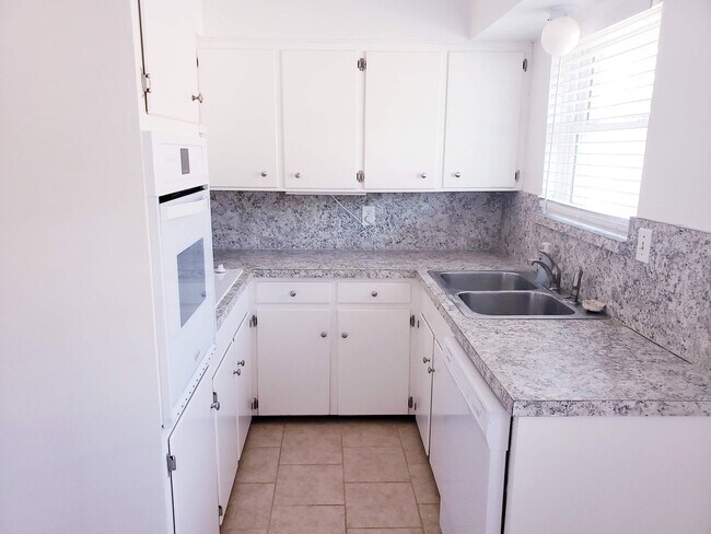 Foto del edificio - 2 Bedroom, 2 Bath Duplex in Lochwood