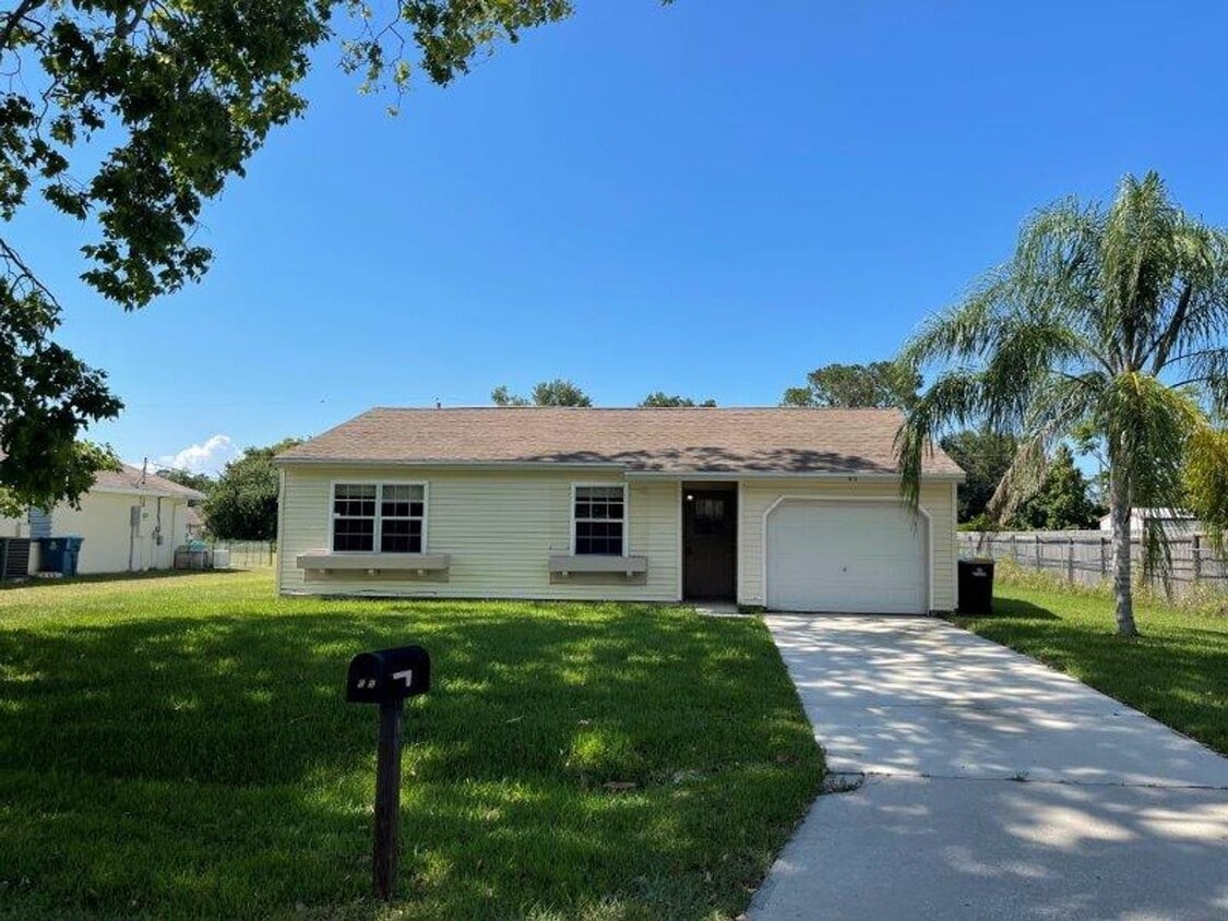 Primary Photo - Cute as a button home with high ceilings a...
