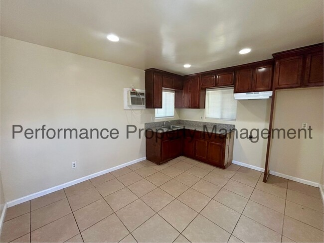 Building Photo - 615 Flower St