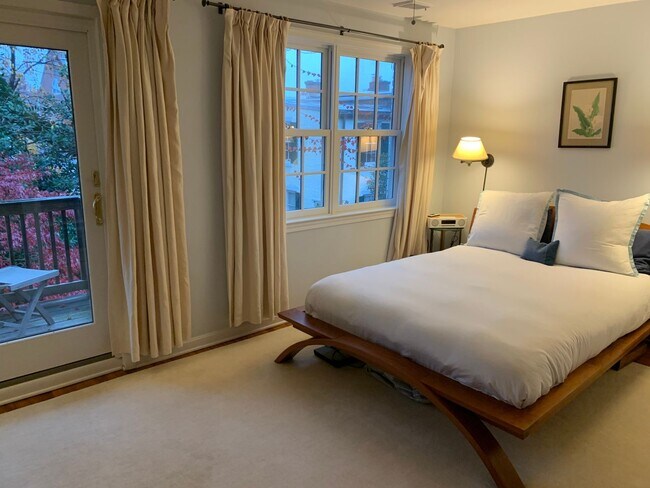 Foto del edificio - Rare Georgetown Townouse with private yard - 1 block from Rose Park / M St