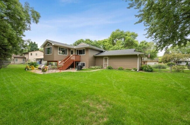 Building Photo - 10414 Valley Forge Ln N