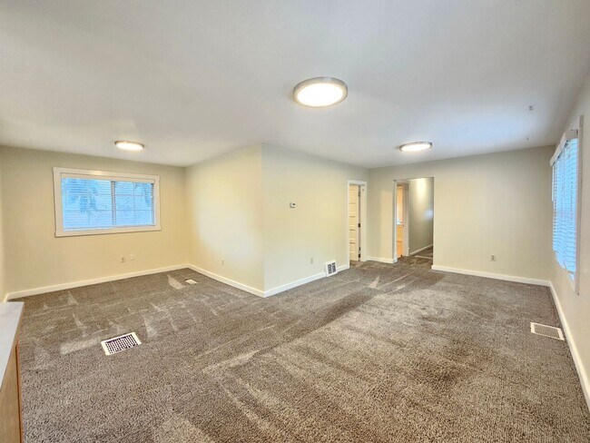 Foto del edificio - $1,650 - 2 Bed / 1 Bath Spacious House in Latah Valley Neighborhood