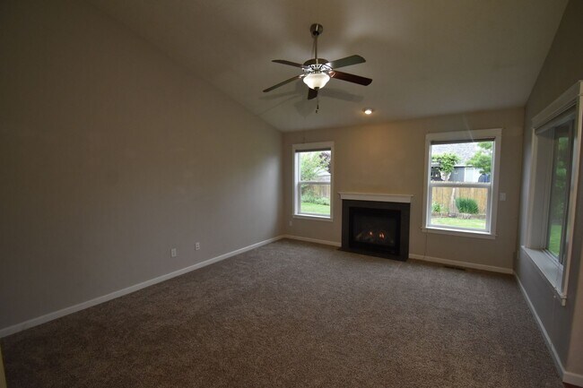 Building Photo - Beautiful Home In Quiet Neighborhood!