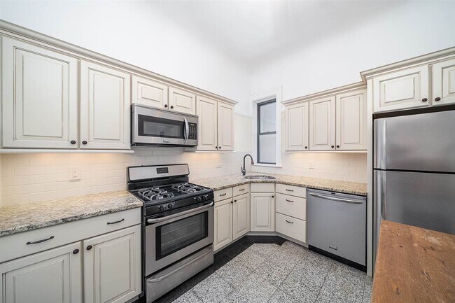 Building Photo - 927 Hudson St