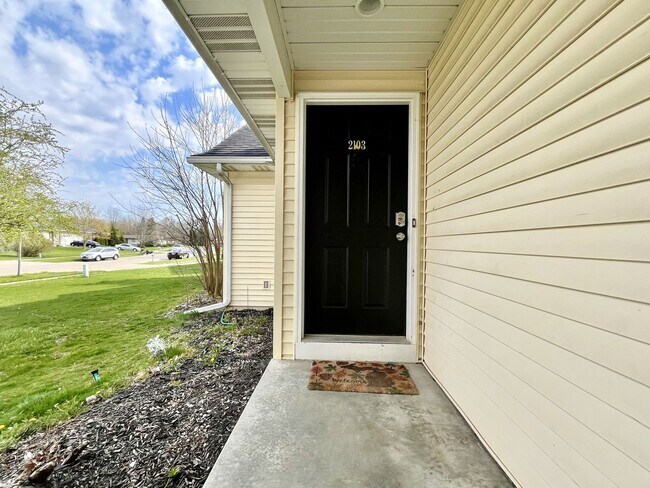 Foto del edificio - 2103-2105 Kinnrow Ave NW