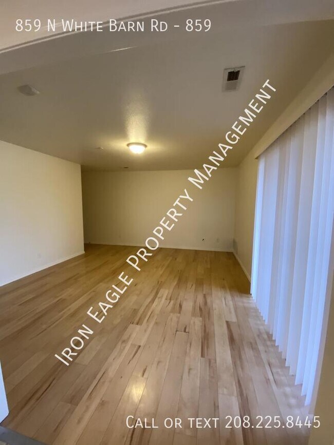 Foto del edificio - 859 N White Barn Rd