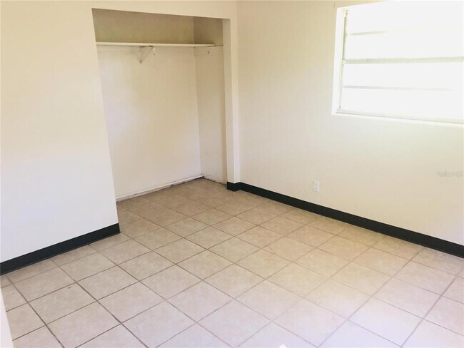 Foto del edificio - 1584 Primrose Ln