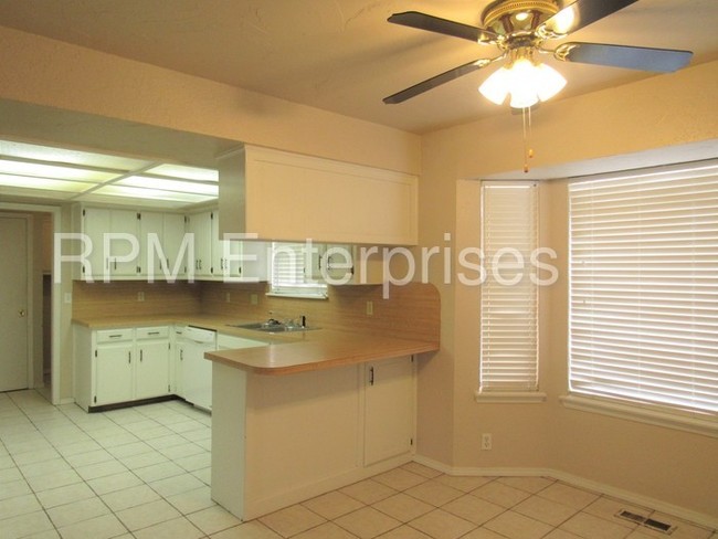 Building Photo - 1325 Kelly Park Rd