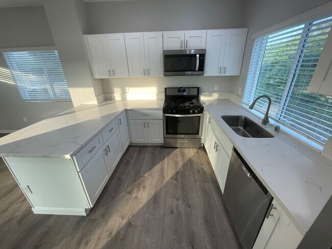 Building Photo - 4BD/2BA with great Yard!