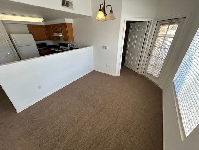 Building Photo - SPACIOUS 2 BEDROOM, 2 BATHROOM UPSTAIRS CO...
